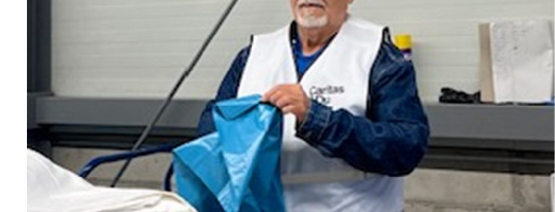 Tawik Haj Daoud beim Sortieren von Textilien