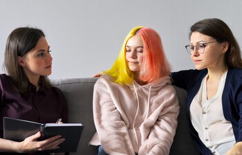 3 Frauen sitzen auf einer Couch und paludern