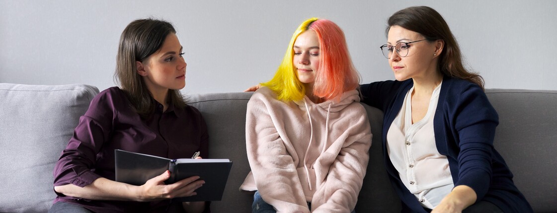 3 Frauen sitzen auf einer Couch und paludern