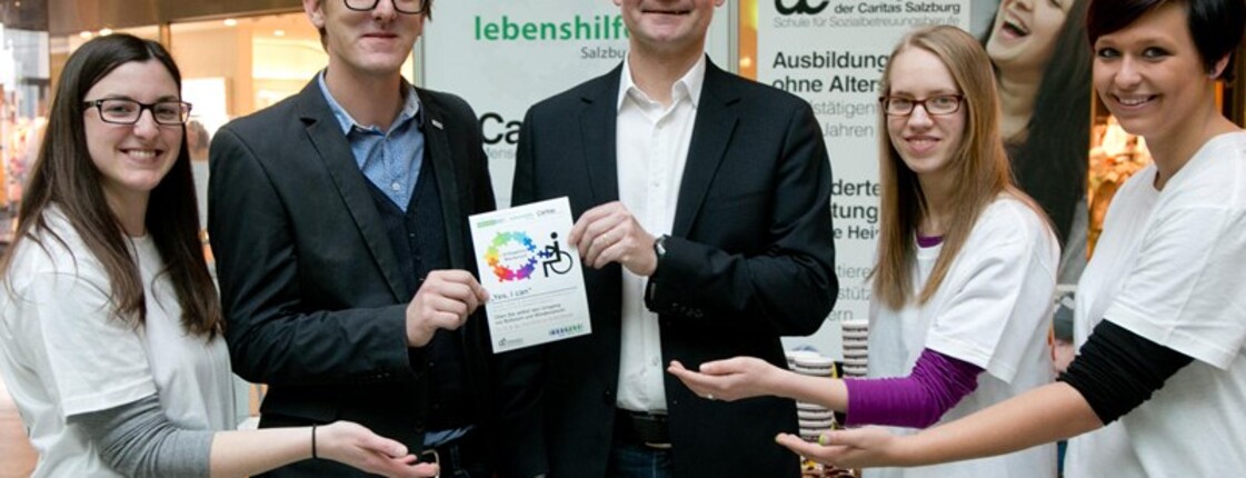 Repräsentatinnen der Klasse 3BA zusammen mit Mag. Thomas Thöny und Dir. Franz Promberger