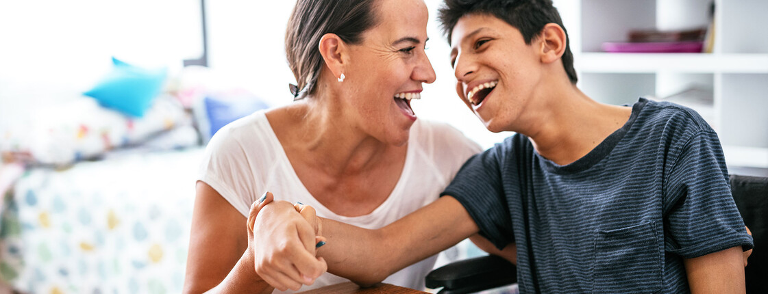 1156302874 Zwei Frauen lachen